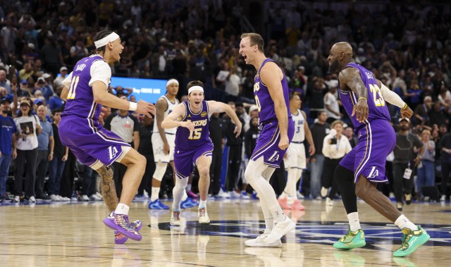 奇异果入口-35胜1负，湖人赢球定律诞生，神射手和双塔齐爆发，老詹创纪录|詹姆斯|奇才|勒布朗·詹姆斯|NBA常规赛|勒布朗-詹姆斯_新浪体育_新浪新闻