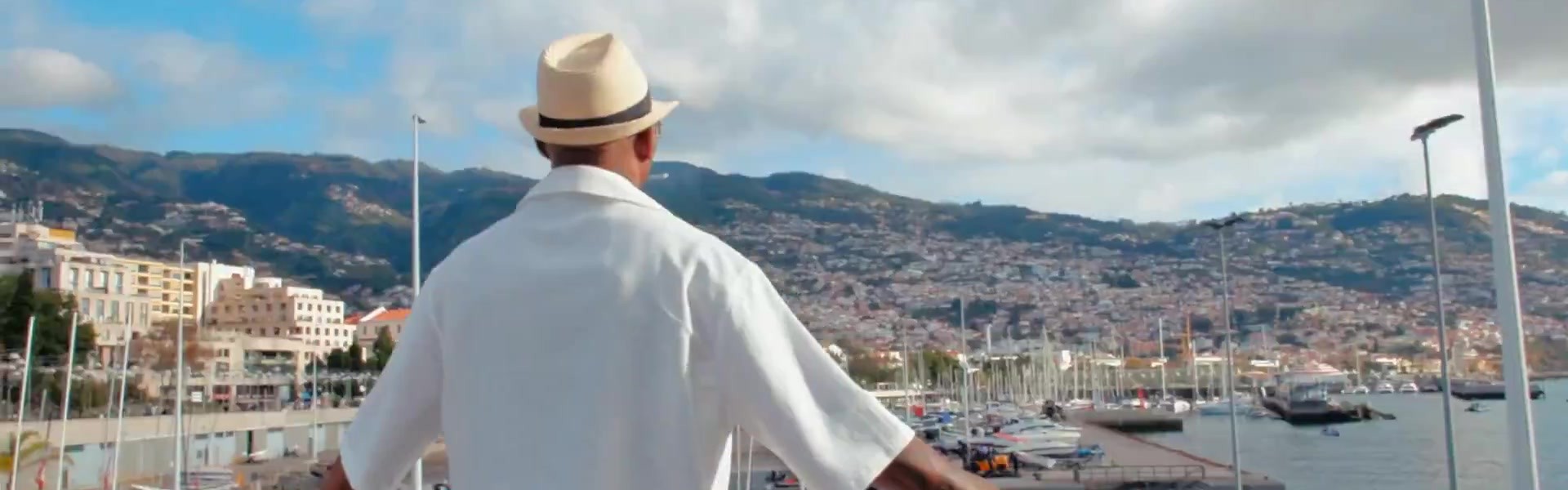 奇异果体育登录-挺带感！莱奥父亲为C罗创作歌曲庆生，歌名《CR7，独一无二》