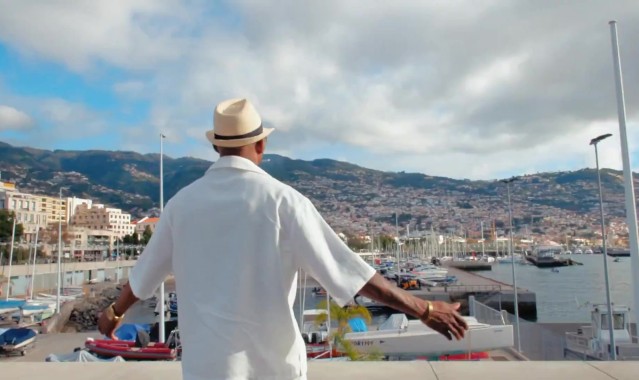 奇异果体育登录-挺带感！莱奥父亲为C罗创作歌曲庆生，歌名《CR7，独一无二》